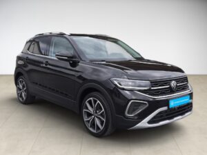 Schwarzer SUV mit modernen Details, silberne Akzente, sportliches Design auf hellem Boden.