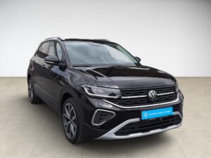 Schwarzer SUV, VW-Logo vorne, modernes Design, LED-Scheinwerfer, neutraler Hintergrund.