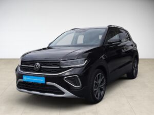 Schwarzer VW-SUV mit moderner Front, glänzendem Lack und eleganten Silberakzenten, auf hellem Boden.
