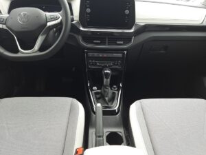 Innenansicht eines modernen Autos mit grauen Sitzen und schwarzem Armaturenbrett.