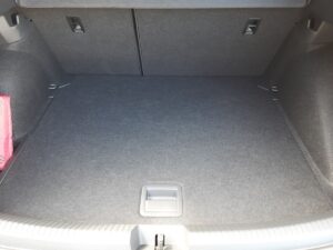 Leerer Kofferraum eines Autos, grauer Teppich, Ladeschienen an den Seiten, aufgeräumt.