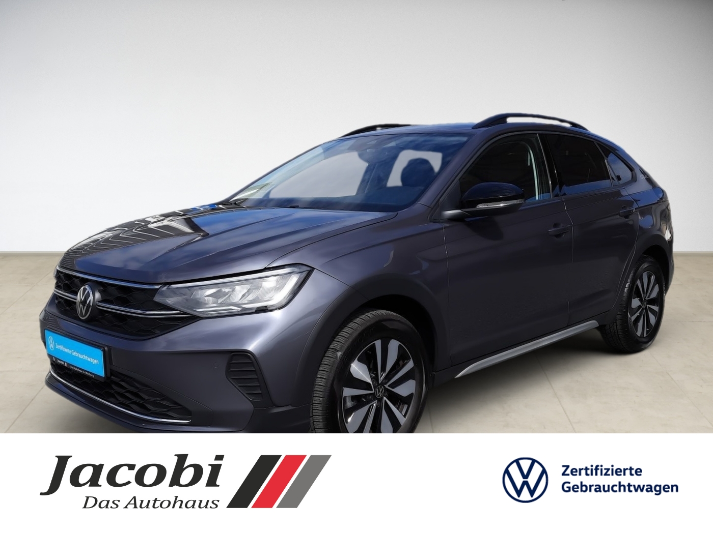 Graues Volkswagen-Auto, seitlich, geparkte Position auf hellem Boden, bewölkt reflektierend.