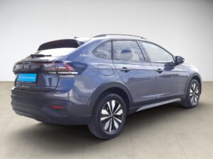 Ein blauer SUV, 3/4-Rückansicht, LED-Rückleuchten, glänzend, moderner Stil, neutraler Hintergrund.