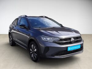 Dunkelgraues Auto, modern und sportlich, mit glänzendem Lack und markantem Kühlergrill.
