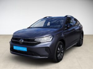 Ein dunkelblauer SUV von Volkswagen, seitlich fotografiert, auf hellem Boden.