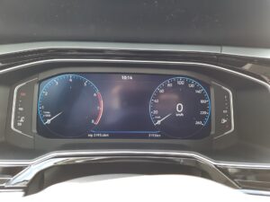 Digitales Auto-Armaturenbrett in Blau und Schwarz, zeigt Geschwindigkeit und Drehzahl an.