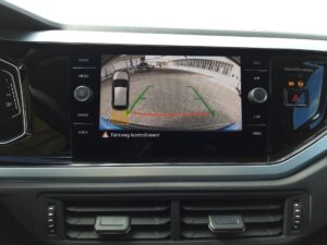 Rückfahrkamera-Bildschirm in einem Auto mit Anzeige zur Kontrolle des Fahrwegs in der Ansicht.