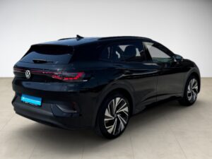 Schwarzer Volkswagen ID.4 GTX SUV in seitlicher Ansicht, zeigt elegantes Design und moderne Leuchten.