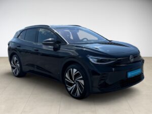 Ein schwarzer VW ID.4 GTX steht in einem gut beleuchteten Raum auf einem cremefarbenen Boden.