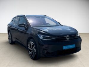 Dunkelblauer VW ID.4 in Studio mit glänzendem Lack und aerodynamischem Design.