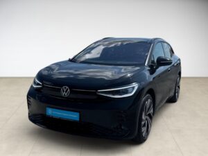 Dunkelblauer VW SUV mit modernen Scheinwerfern und glänzender Karosserie auf neutralem Hintergrund.