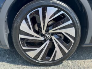 Nahaufnahme einer Volkswagen-Autofelge mit modernem, schwarz-silbernen Speichenmuster.