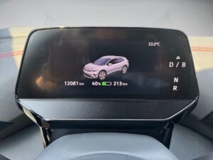 Digitales Armaturenbrett mit Autoabbildung, 12081 km, 40% Akku, 213 km Reichweite, 33°C.