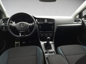 Innenraum eines Autos mit schwarzem Lenkrad und digitalem Armaturenbrett, moderne Ausstattung.