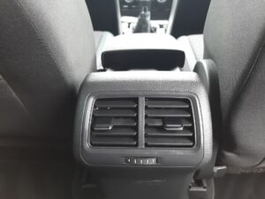 Rückansicht von Autositzbelüftungsgittern in einem grauen Innenraum.
