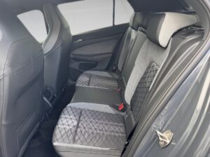 Hintere Autositze in Schwarz mit grauen Akzenten, modernes Design, interessante Muster.