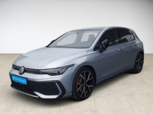 Ein silbergrauer Volkswagen Golf mit sportlichem Design in einem hellen Raum.