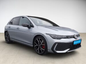 Silberner VW Golf GTI, seitliche Ansicht, sportliches Design, markante Felgen, schwarze Akzente.