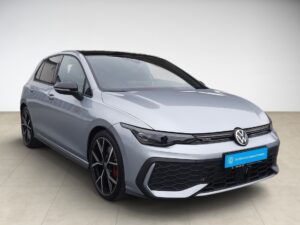 Silberner Volkswagen Golf GTI, Frontansicht, sportliche Linien, glänzend, auf beigem Hintergrund.