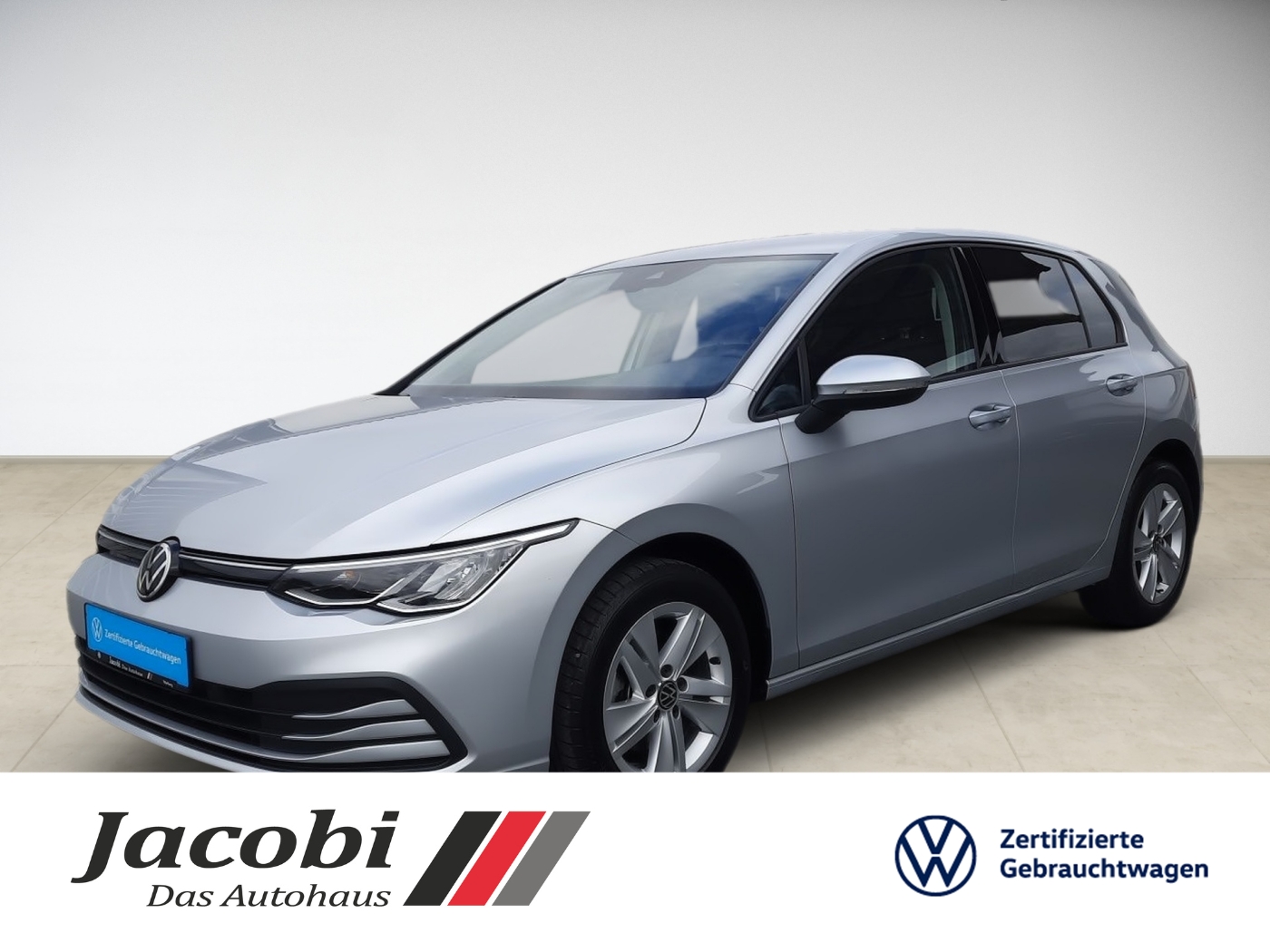 Silberner Volkswagen Golf mit modernen Scheinwerfern, seitlicher Blick, auf showroom Boden.