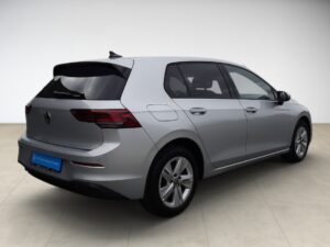 Silberner Volkswagen Golf, Heckansicht, in hellem Raum. Elegante Linien und moderne Rücklichter.