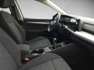 Innenraum eines modernen Autos mit schwarzen Sitzen und einem schlichten, eleganten Armaturenbrett.