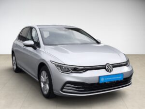 Silberner Volkswagen Golf in einem Showroom, Blick von schräg vorn.