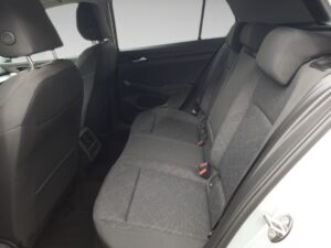 Rücksitze eines Autos, grauer Stoff, Kopfstützen, sauber, modernes Design, minimalistisch.