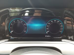 Tachometer und Tachometer eines Fahrzeugs, digital, mit blauem Hintergrund, Kilometerstand 81465.
