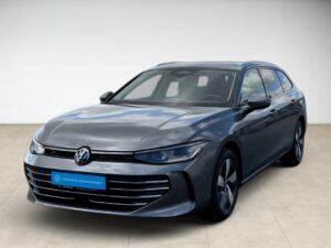 Ein grauer Volkswagen Kombi in einer hellen Umgebung ist von rechts vorne zu sehen.
