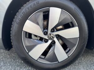 Ein silberfarbener PKW-Reifen mit Goodyear-Logo und markantem grauem Felgendesign.
