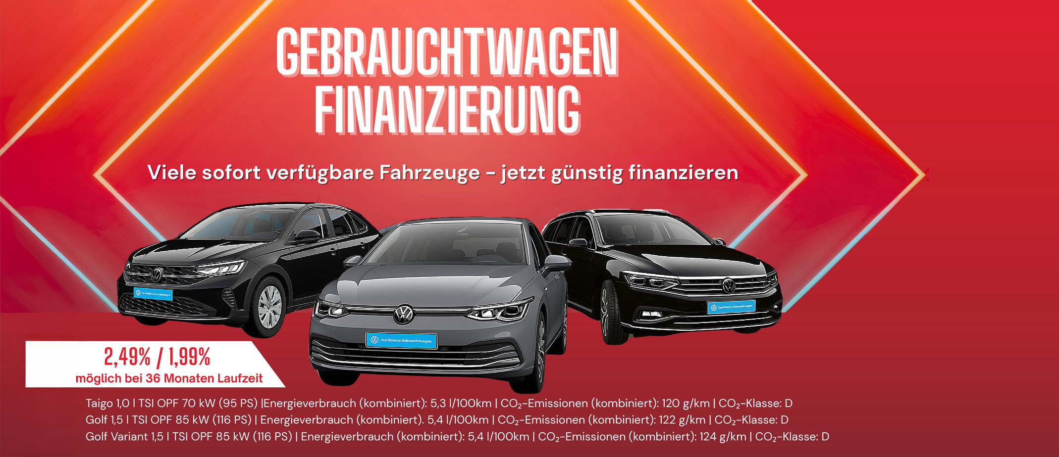 Drei Autos in verschiedenen Farben stehen vor einem leuchtend roten Hintergrund.