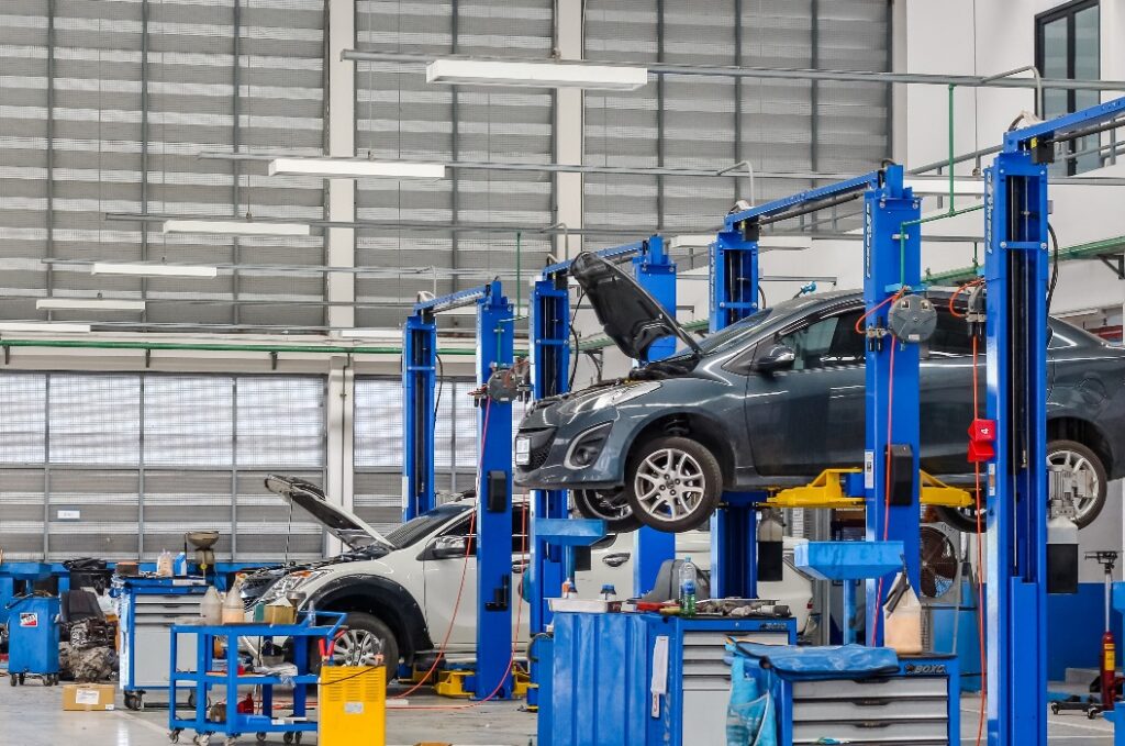Bangkok Thailand, 10. Dezember 2016: Auto in der Hebebühne