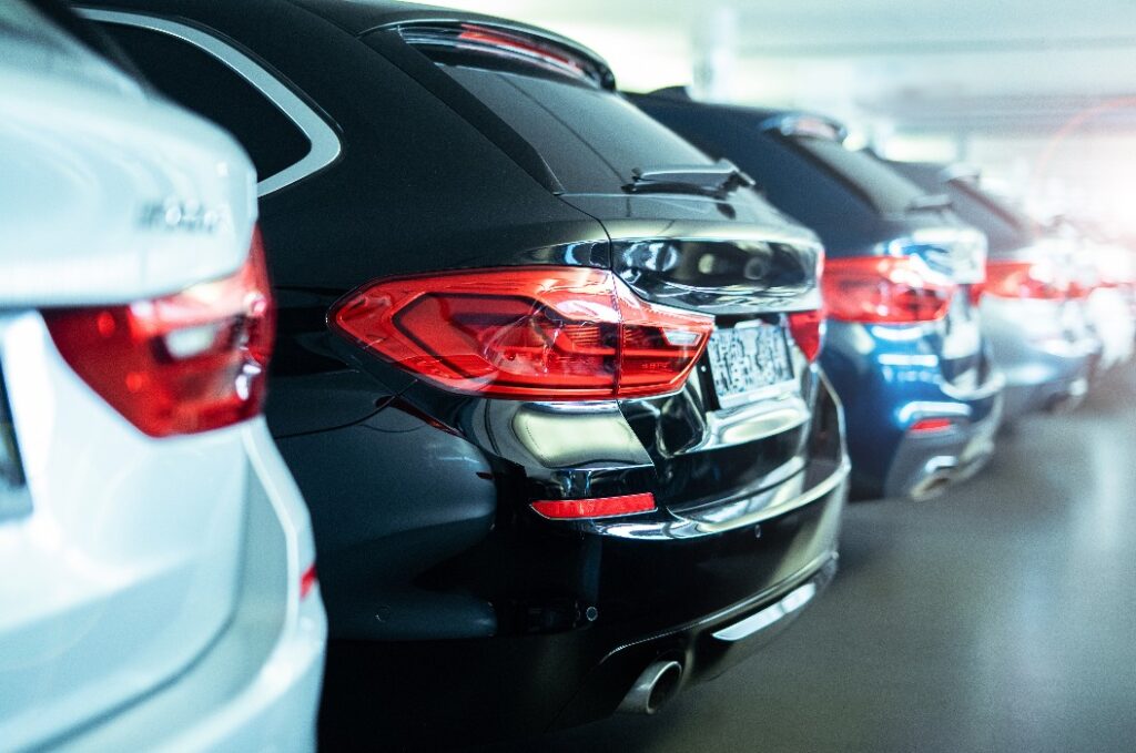 Reihe an Fahrzeugen in einem Autohaus, Autos, Automobilindustrie