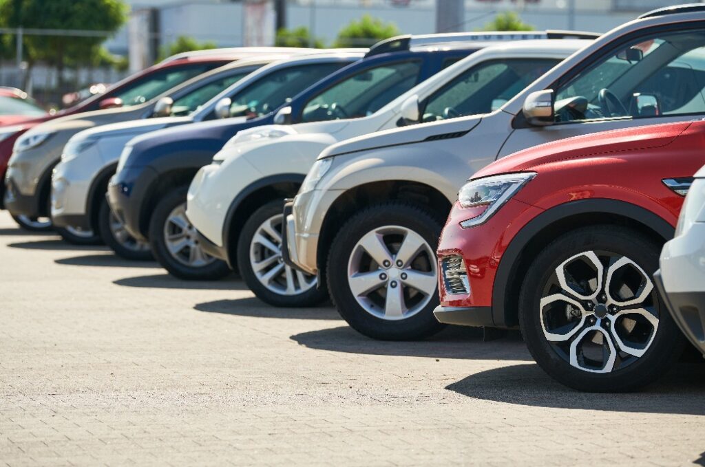 Reihe von Gebrauchtwagen. Vermietung oder Verkauf von Autos