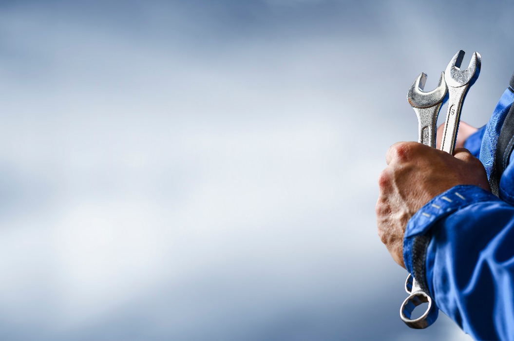 Automechaniker bei der Arbeit an einem kaputten Motor in einer Autowerkstatt