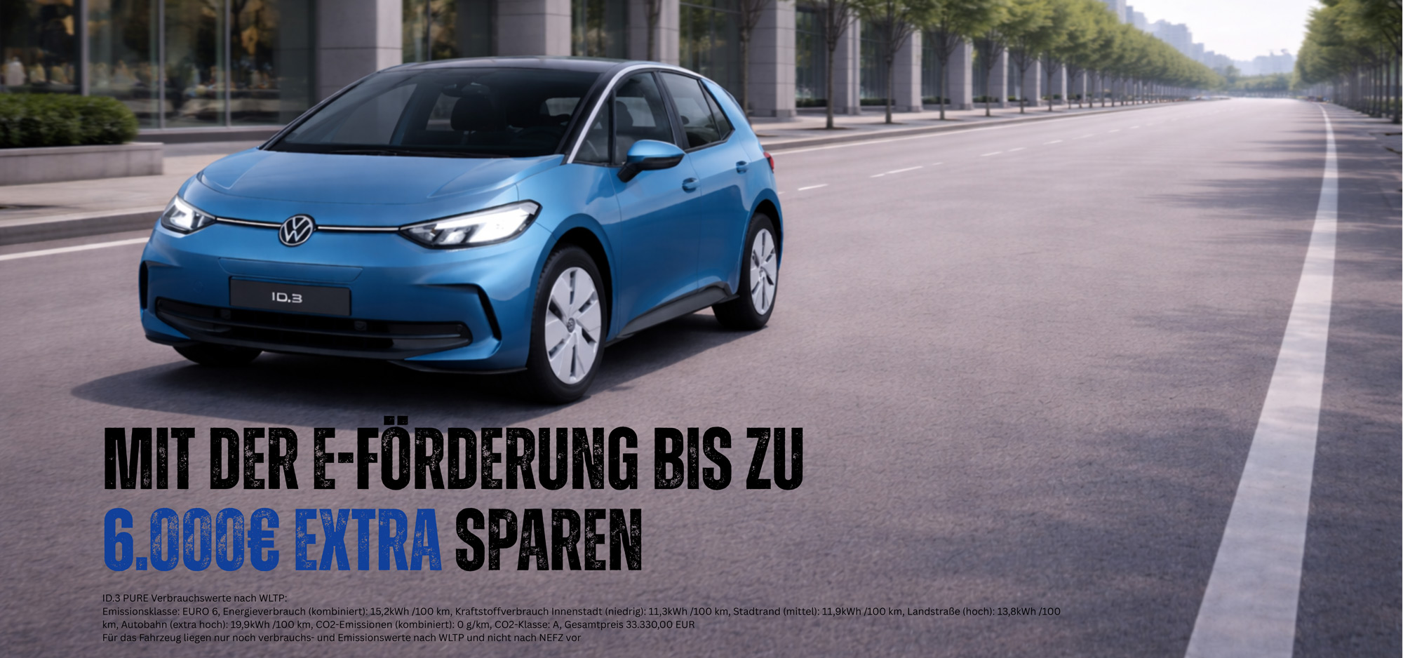 Ein blauer Volkswagen ID3 steht auf einer leeren Straße vor modernen Gebäuden