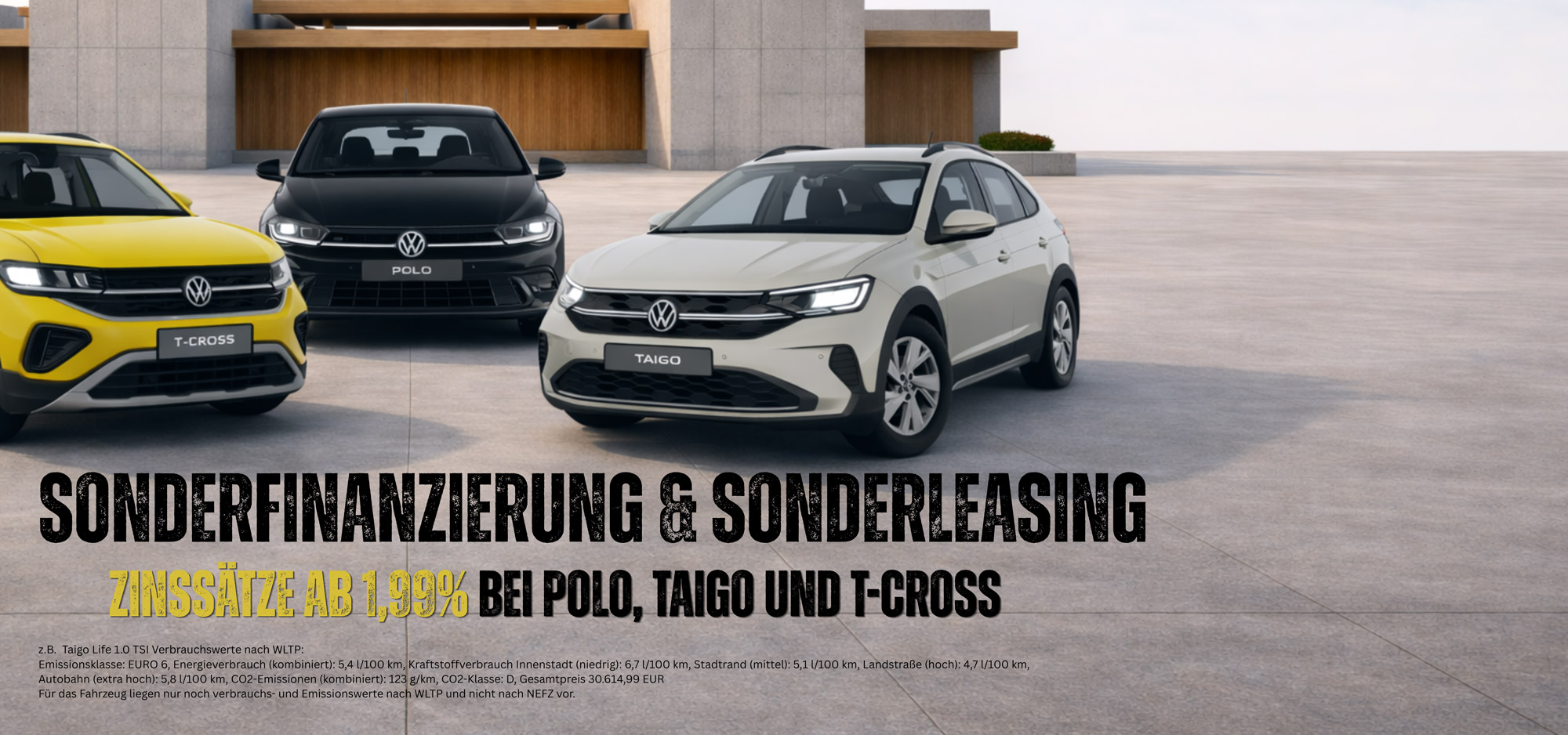 Drei neue VW Autos in Gelb, Blau und Weiß stehen nebeneinander auf offenem Platz