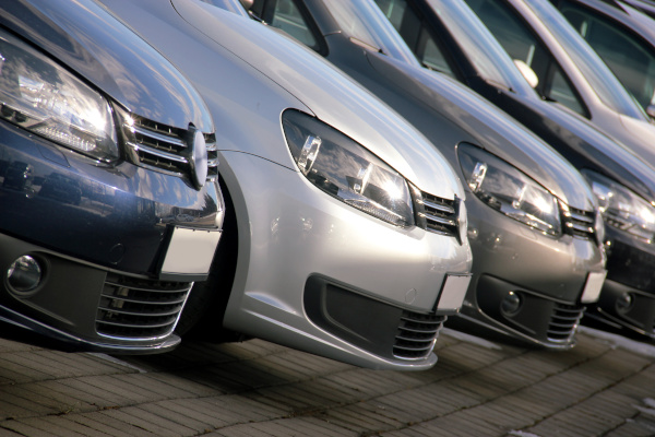 Gebrauchtwagen aufgereiht auf dem Außengelände eines Autohauses bei Volkmarsen