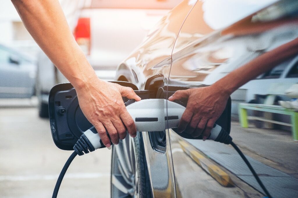 Anleitung zum Aufladen einer modernen Elektroauto-Batterie auf der Straße