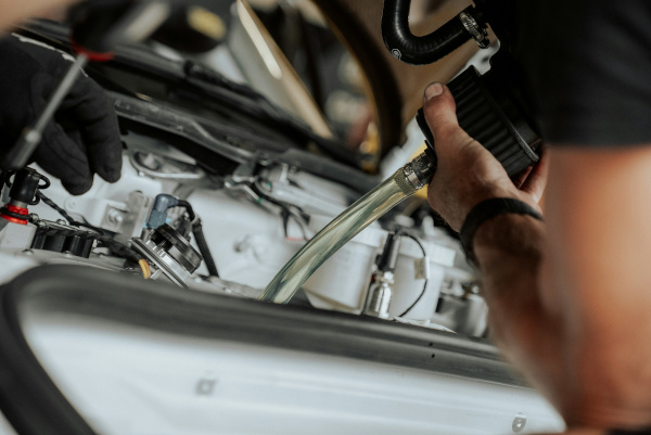 Mechaniker tauscht den Luftfilter eines Autos in einer Autohaus-Werkstatt bei Hofgeismar