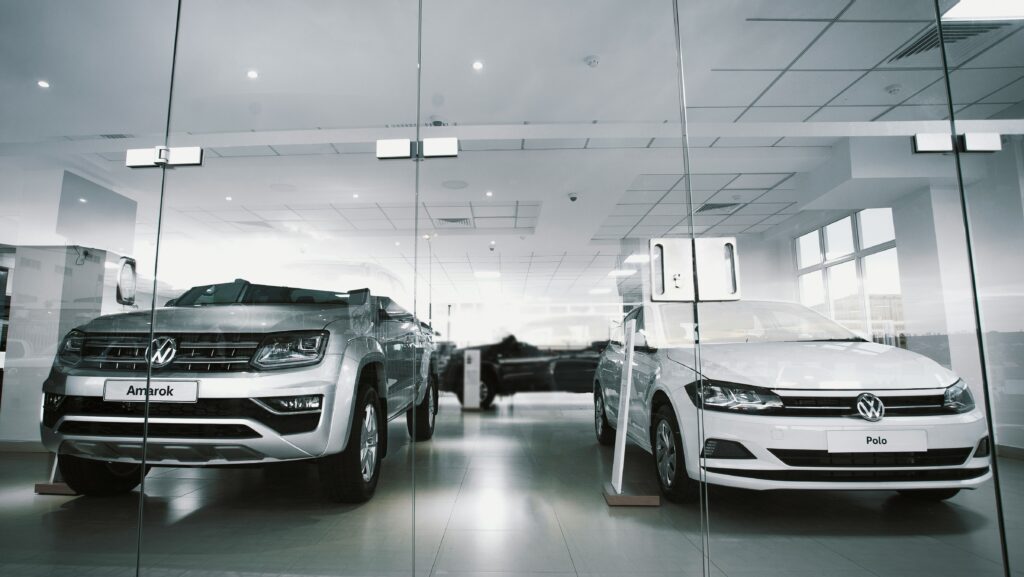 VW Amarok und Polo ausgestellt im Verkaufsraum des Autohauses Jacobi bei  Hofgeismar