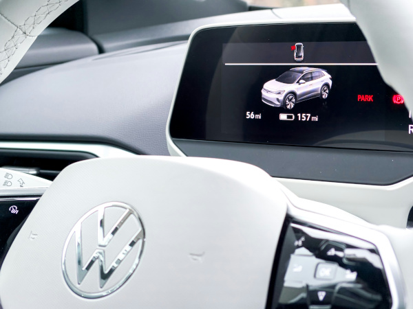 Innenansicht des Cockpits eines Volkswagen Elektroautos mit digitaler Fahrzeuganzeige